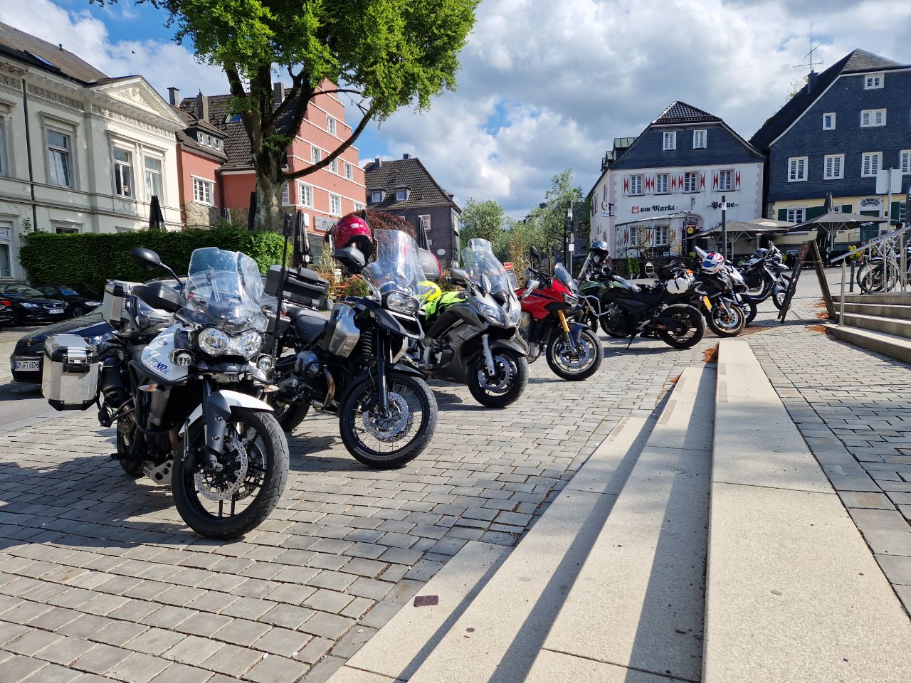 Motoren van leden van MTC de Veluwe tijdens een gezamenlijke clubrit